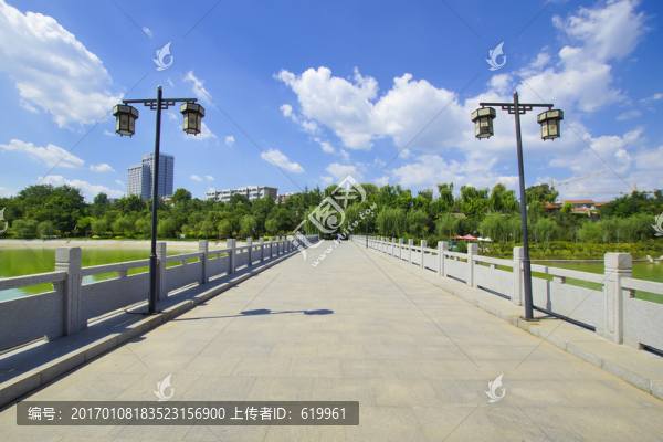 橋上藍(lán)天白云