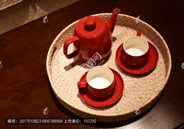 俯拍的紅色茶具