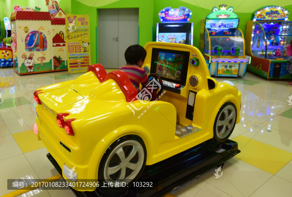 兒童游樂園的汽車玩具