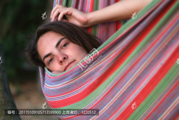 女人在吊床