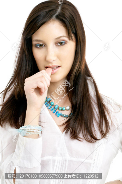 周到的黑發(fā)在白色的襯衫