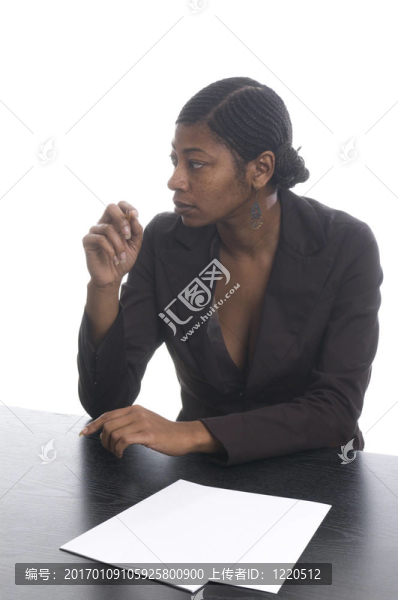 漂亮的女人在書桌上