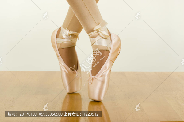 芭蕾訓(xùn)練；腳尖