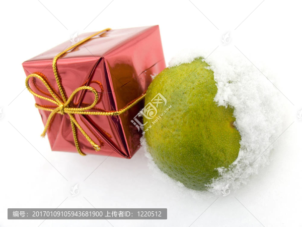 在雪中Tangerine夜店和圣誕禮物