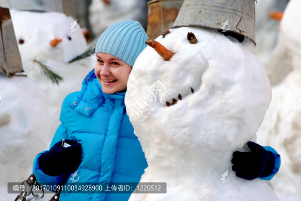 女孩擁抱一個快樂的雪球