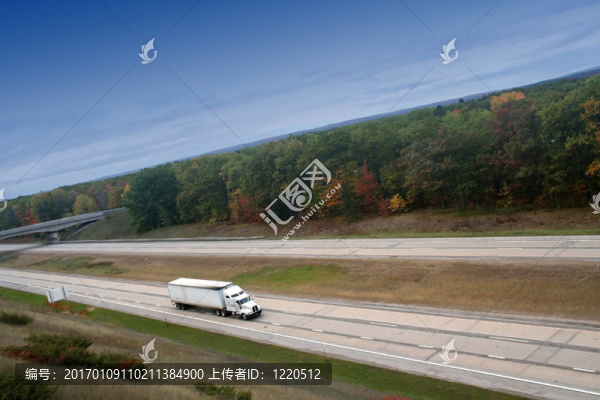 白色半卡車