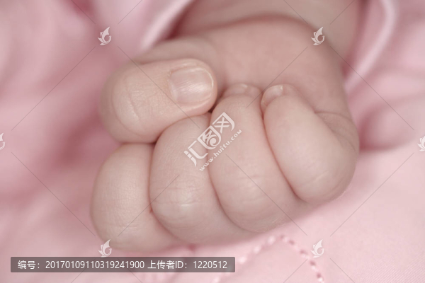 嬰兒的拳頭