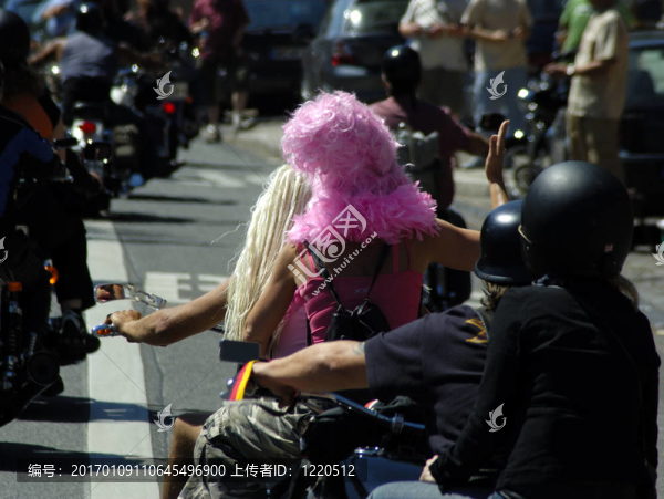 騎車帶假發(fā)