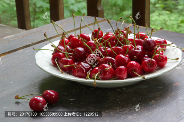 桌子上的成熟的櫻桃