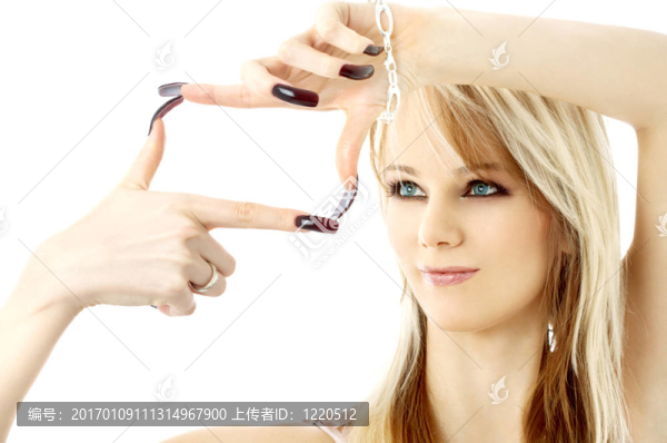 金發(fā)碧眼的看著她的手指在盒形