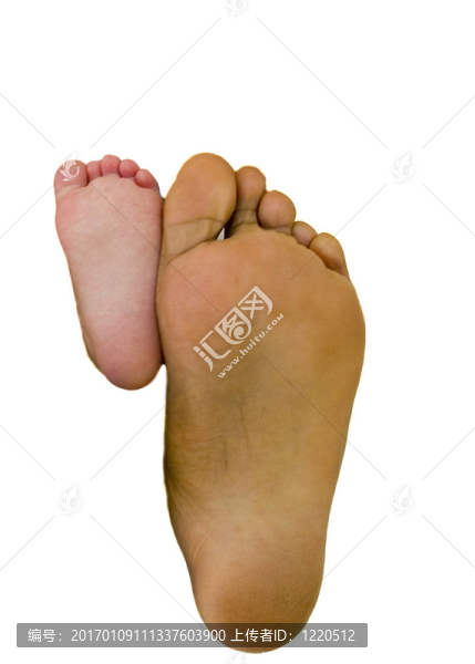 父母的腳與他們的新出生的孩子