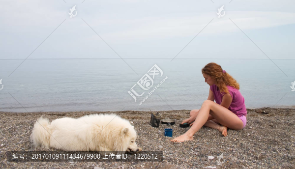 女孩和薩摩耶在海邊-匯圖網(wǎng) www.fosd68.com 女孩和薩摩耶在海邊