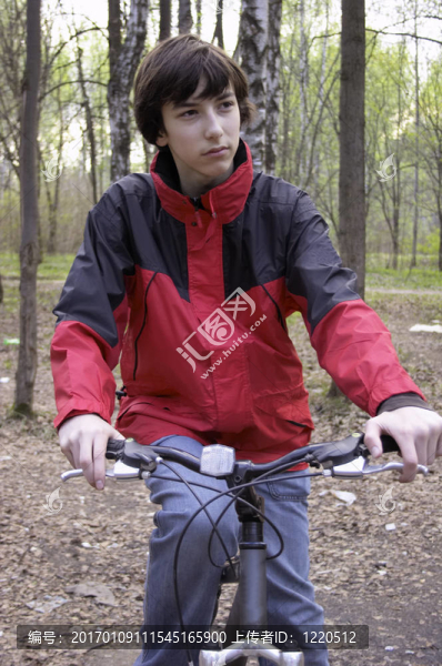 青少年與自行車。