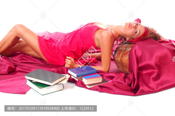 帶書的休閑女人