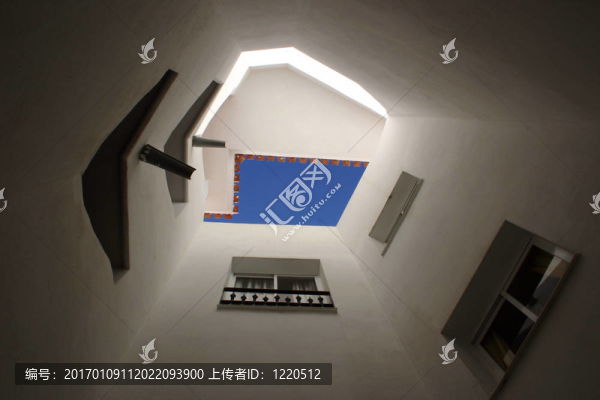 抬頭看塔的內(nèi)部