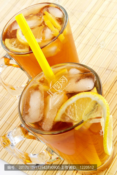 冰塊和檸檬的冷茶