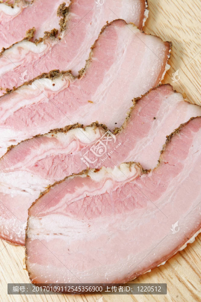 從熏肉中吃零食的盤子