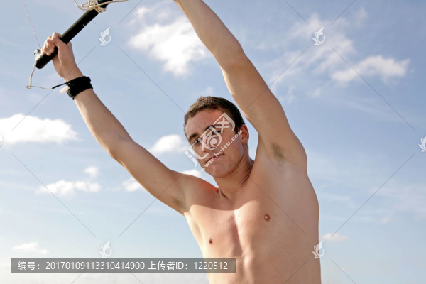 英俊的parasailer嚴重
