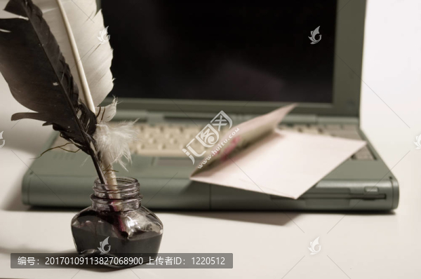 筆記本電腦和書面設(shè)備