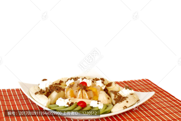 新鮮水果和鮮奶油甜點(diǎn)。