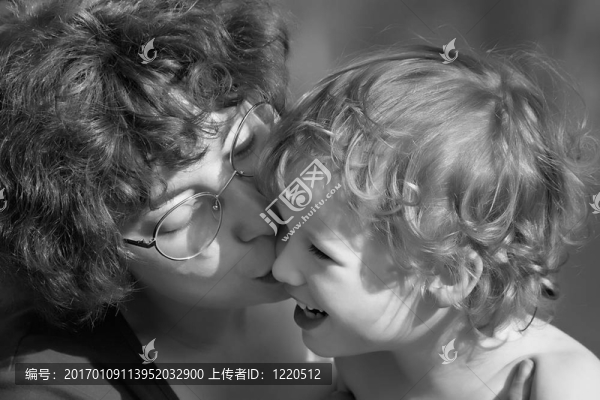孩子和母親