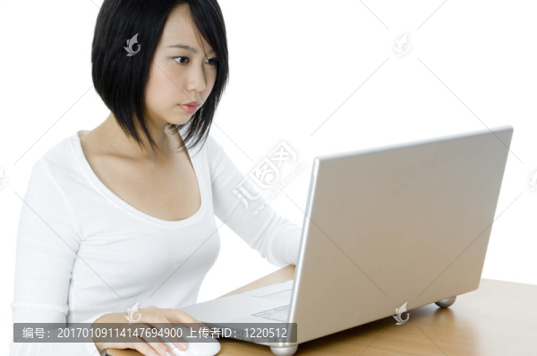 有電腦的女孩