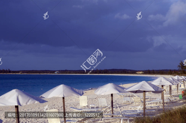 帶椅子雨傘的海洋沙灘-匯圖網(wǎng) www.fosd68.com 帶椅子雨傘的海洋沙灘