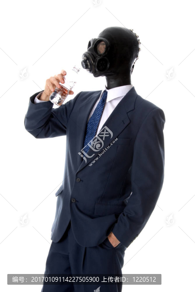 面具的人飲用