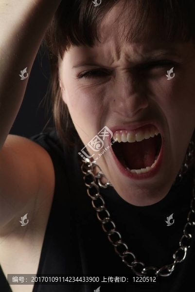 哭泣的年輕女人