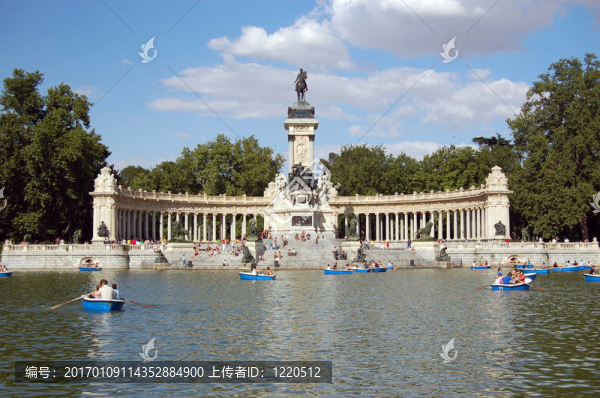 Retiro公園湖；馬德里