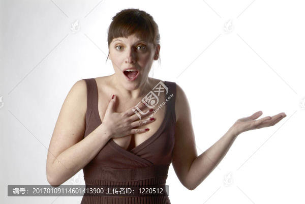 年輕的女人嚇壞了