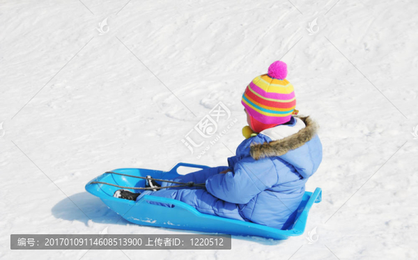 孩子在雪橇上