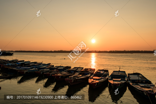夕陽(yáng)黃昏,江上日落,一排漁船