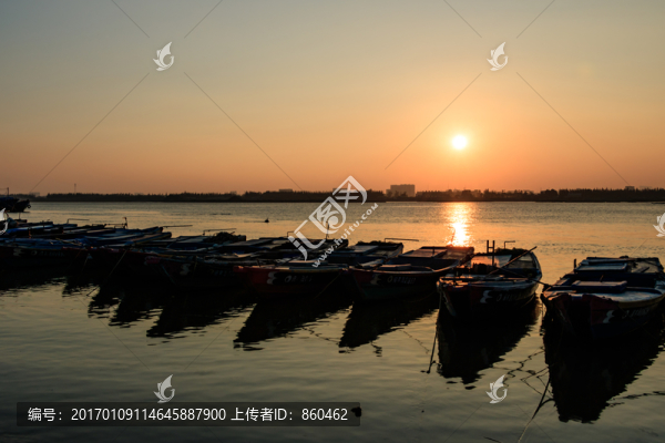夕陽黃昏,江上日落,一排漁船
