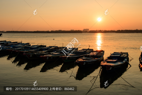 夕陽(yáng)黃昏,江上日落,一排漁船