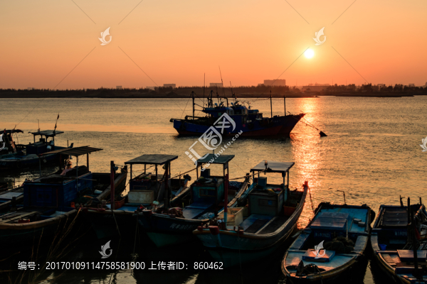 夕陽黃昏,江上日落,一排漁船