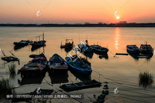 夕陽(yáng)黃昏,江上日落,一排漁船