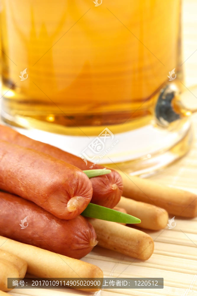 啤酒和小吃熏香腸