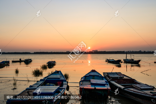 夕陽黃昏,江上日落,一排漁船