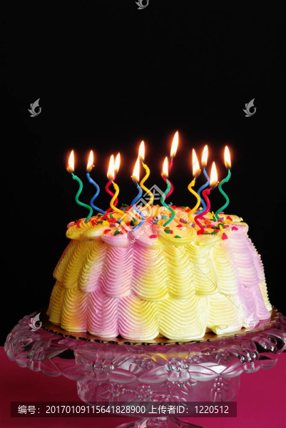 點(diǎn)燃生日蛋糕