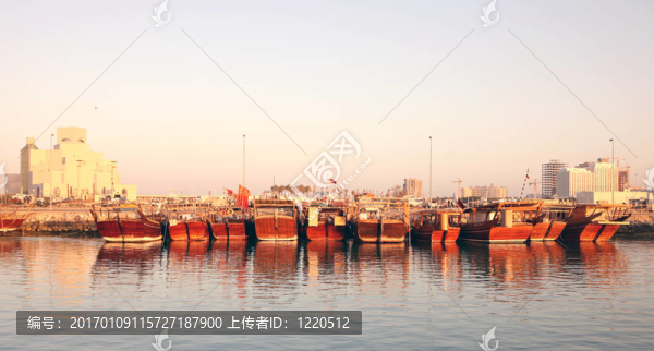 帆船在日落