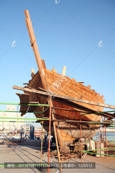 單桅帆船在修理