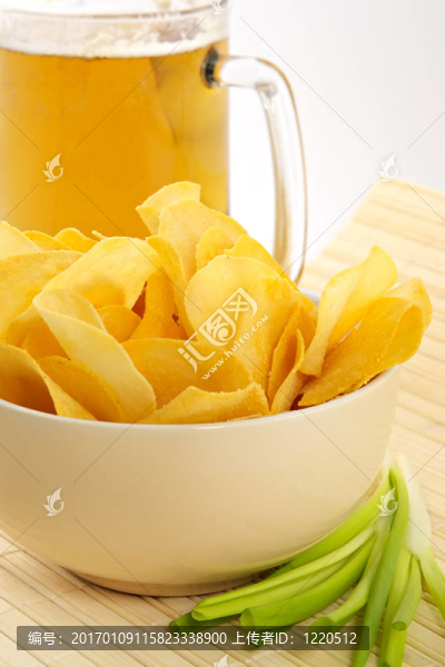 從噼啪作響的薯片零食