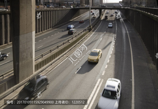 下穿高速公路