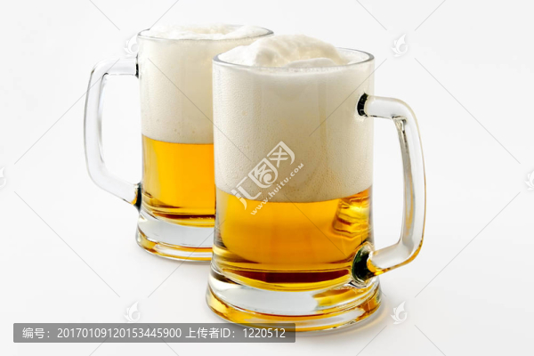 兩杯可口的琥珀啤酒