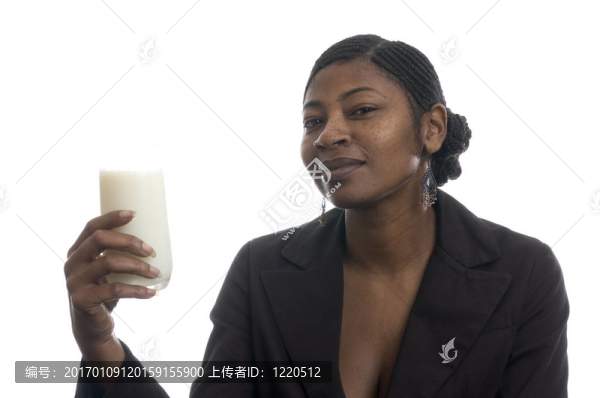 一杯牛奶的女人