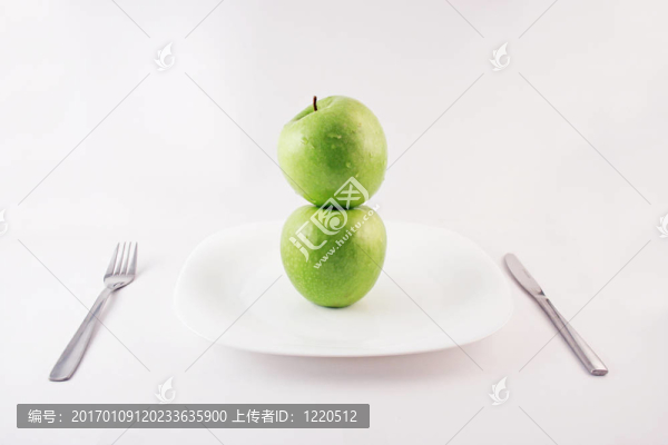 盤(pán)子上的綠色蘋(píng)果