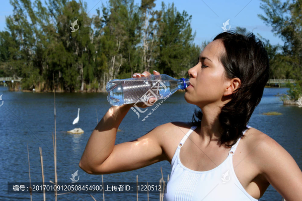 飲用水的女人-匯圖網(wǎng) www.fosd68.com 飲用水的女人