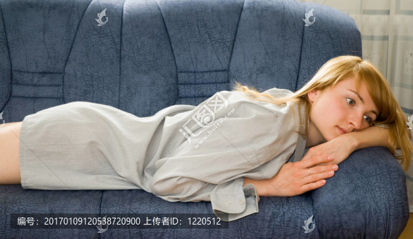 沙發(fā)上的女孩