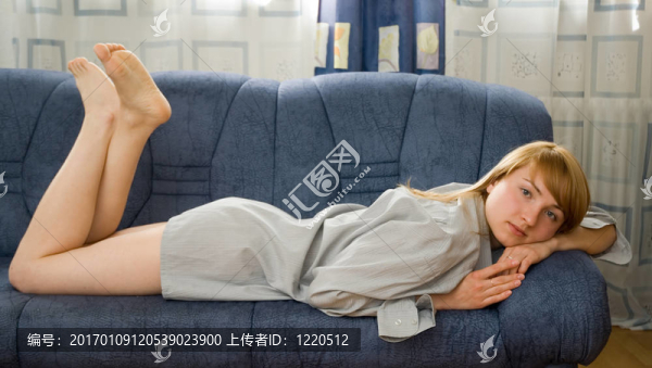 沙發(fā)上的女孩